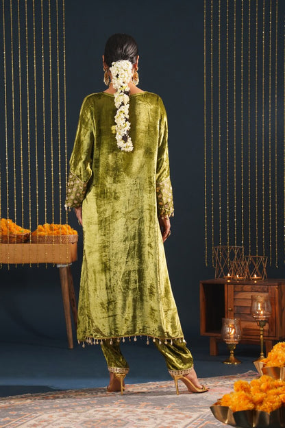 Pista Green Velvet Choga Suit Set with Potli – Jashn-E-Rang