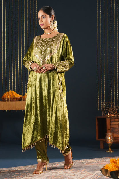 Pista Green Velvet Choga Suit Set with Potli – Jashn-E-Rang