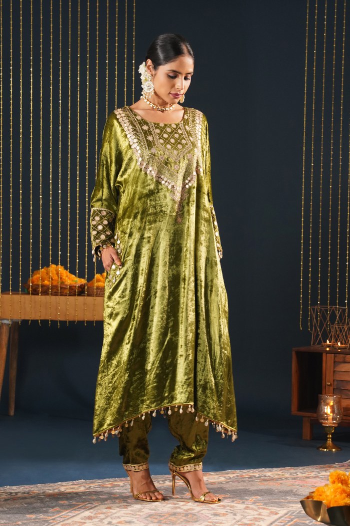 Pista Green Velvet Choga Suit Set with Potli – Jashn-E-Rang