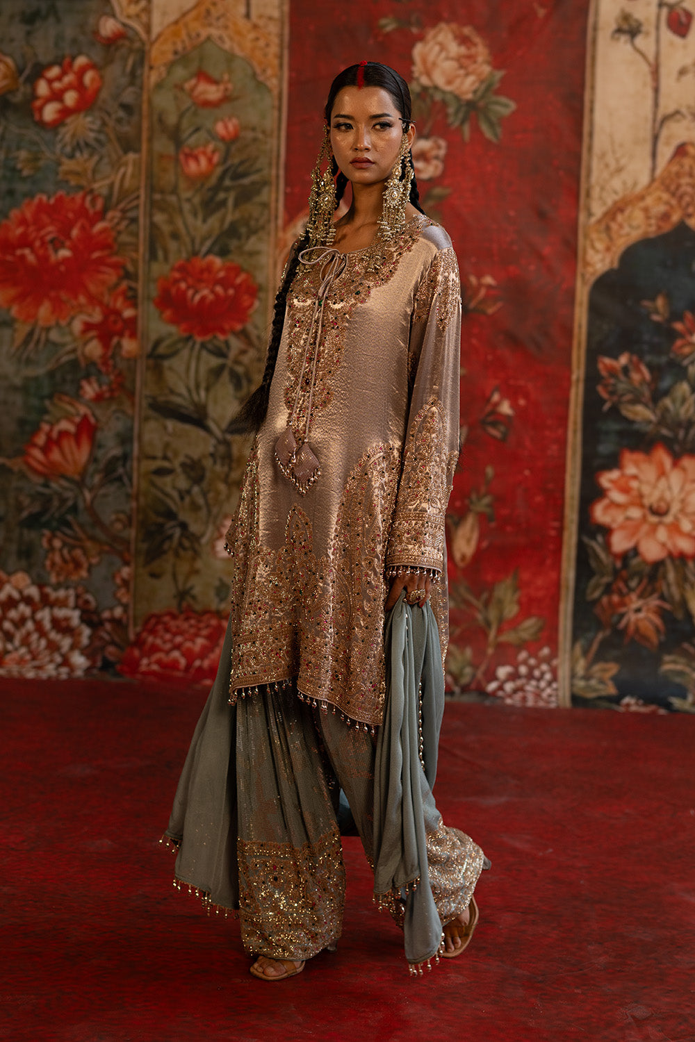 Ivory Banarsi Silk Tissue Kurta Set With Detailed Neckline And Grey Draped Dupatta